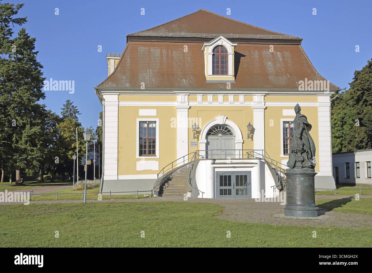 Municipio barocco e monumento alla zarina russa e all'imperatrice Caterina la grande, giardino del castello, Zerbst, Flaeming, Sassonia-Anhalt, Germania Foto Stock