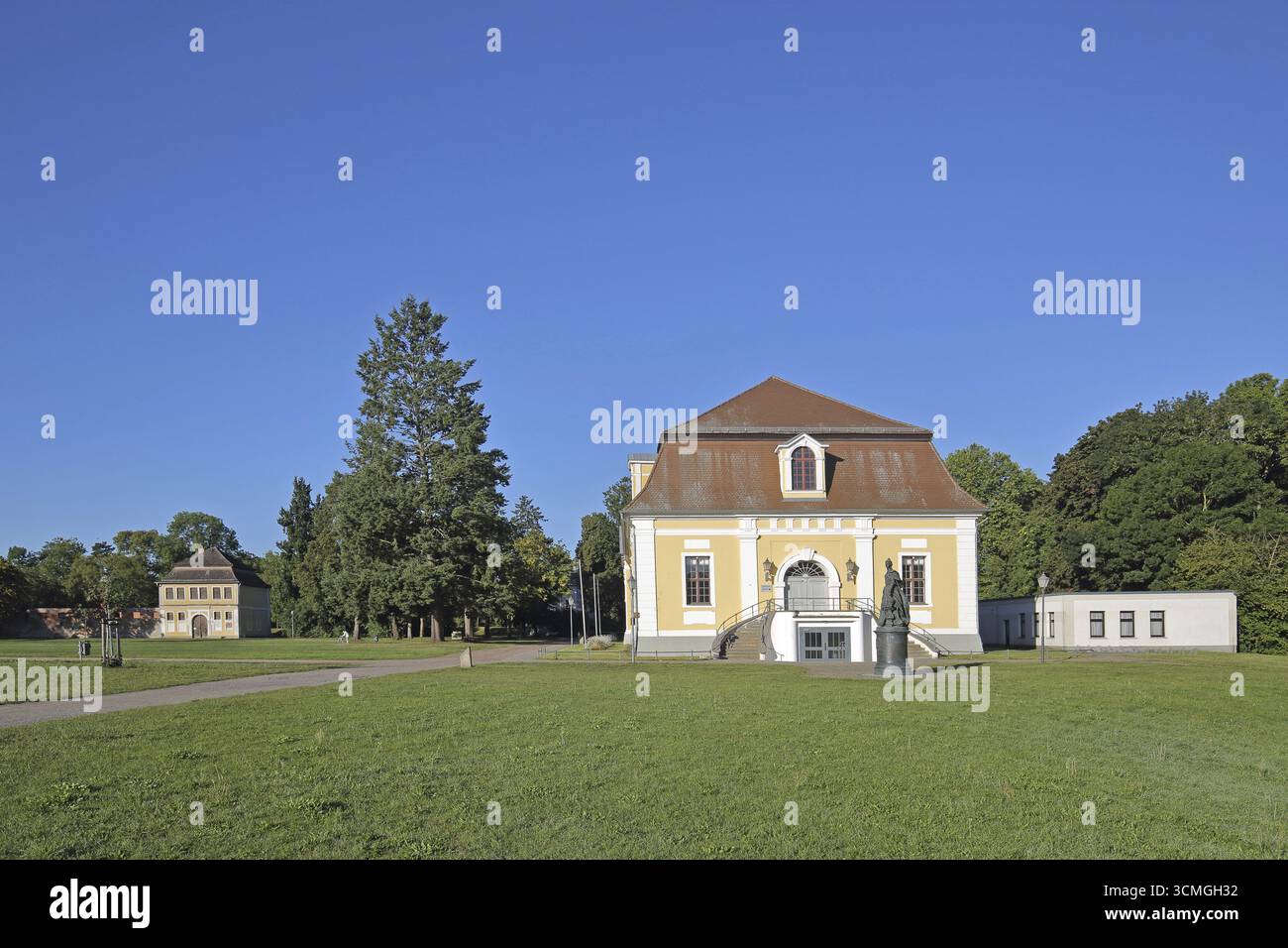 Municipio e scuderie barocche, monumento alla zarina russa e all'imperatrice Caterina la grande, giardino del castello, Zerbst, Flaeming, Sassonia-Anhalt, Germania Foto Stock