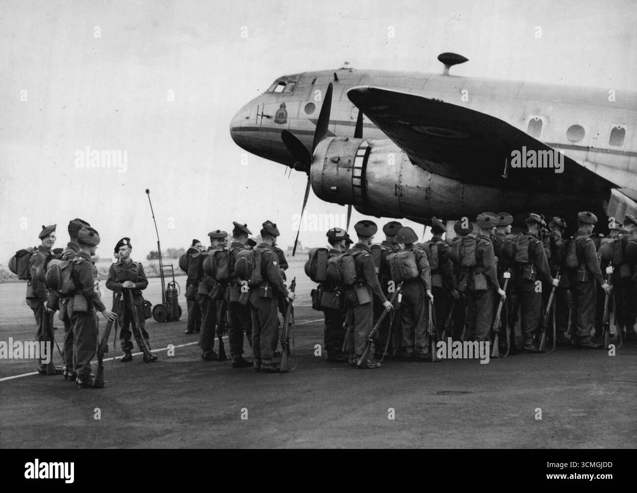 Korea Air Lift parte dal Wilts Airfield -- imbarco sul gigante aereo a Lyneham, Wilts questa mattina con la loro attrezzatura i membri degli Argyles sono di buon umore. Trentatré uomini degli Highlanders di Argyll e Sutherland hanno lasciato il Lyneham Airfield, Wiltabire questa mattina (venerdì) in aereo per la Corea. Stanno volando per primi verso una base aerea (U.S.A.) in Giappone. Il volo per il Giappone durerà otto giorni. 15 settembre 1950. (Foto di Fox Photos). Foto Stock