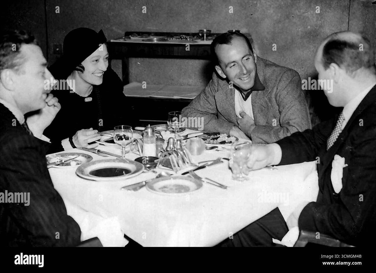 H.F. Broadbent batte l'Australia in Inghilterra recordAssociated Press Photo Shows: Mr. H.F. Nroadbent ha mangiato il suo primo vero pasto da quando ha lasciato l'Australia all'arrivo ad Hanworth.H.F. Broadbent, il volantino di 26 anni, sbarcò a Lympne, nel Kent, questa sera il 3 maggio, dopo aver abbassato il record dell'Australia all'Inghilterra, partì di nuovo per Hanworth. 1° gennaio 1937. Foto Stock