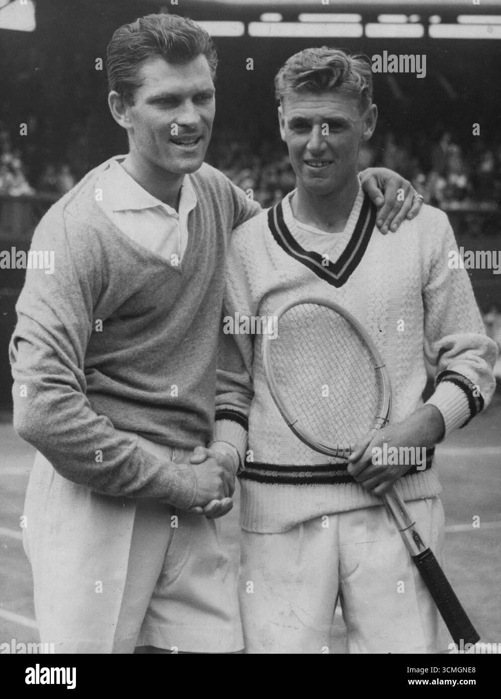America's Budge Patty (a sinistra) ha calorosamente congratulazioni per Frank Sedgman of Australia dopo la finale maschile dei singoli campionati di tennis sul campo centrale di Wimbledon oggi (Venerdì). Gli americani hanno segnato una vittoria 6-1, 8-10, 6-2 e 6-3. Luglio 07, 1950. (Foto di Reuterphoto) Foto Stock