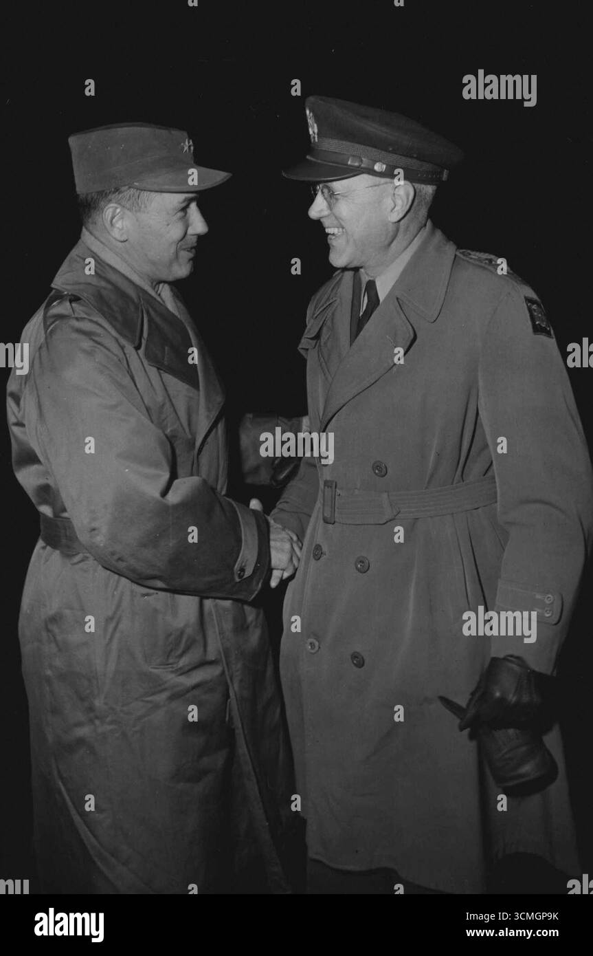 Al suo arrivo dalla Corea, il maggior generale Clovis E. Byers (a sinistra) CG, US Corps, viene accolto alla Haneda Air Force base, Tokyo, Giappone, dal brigadiere generale Bryan L. Milburn, Asst C of S, G-1, GHQ, FEC. 28 novembre 1951. (Foto di Sgt Donald L Grooms, U.S. Army). Foto Stock