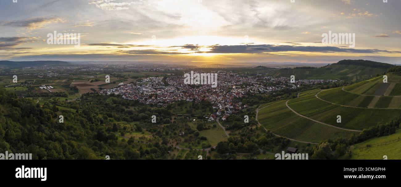 Vista di una città al tramonto, circondata da verdi colline e campi, Korb im Remstal, Baden-Wuerttemberg, Germania Foto Stock