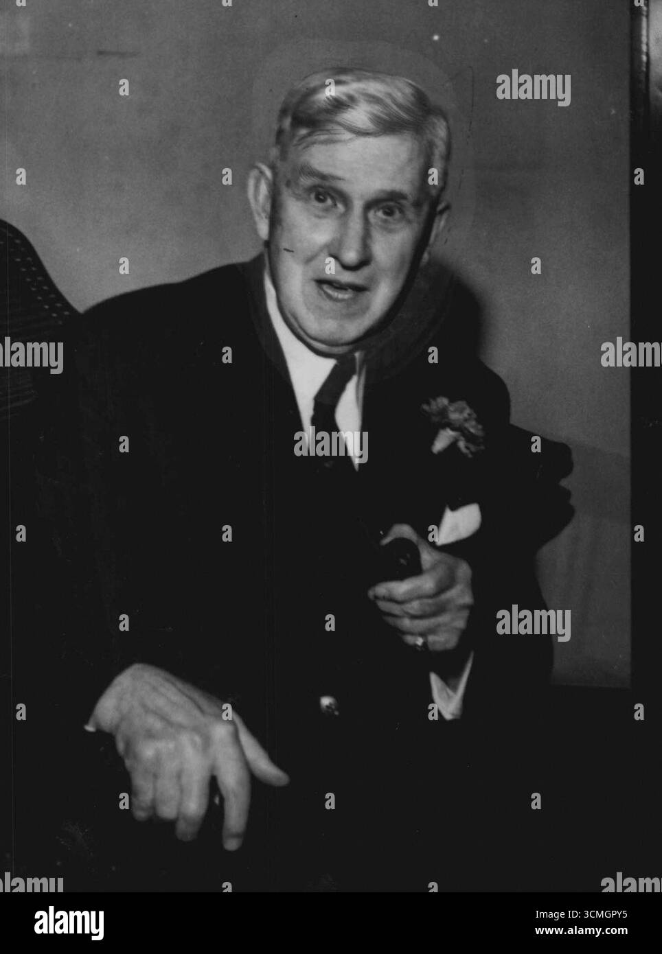 Gli abiti per l'incoronazione non sono adatti al barone. Londra, sabato. Il settantacinquenne Lord Calverley ha chiesto al conte maresciallo, duca di Norfolk, il permesso di indossare abiti ordinari durante l'incoronazione. Calverley ha detto che non poteva permettersi le vesti dell'incoronazione. Ha aggiunto: "Non mi interessa cosa dice il Conte Maresciallo in risposta. "Sarò lì nella mia domenica migliore e vedrò che mia moglie è adeguatamente vestita per sedersi in un luogo d'onore. "Va tutto bene per alcuni tizi, sono stati lasciati i loro abiti dai loro nonni. 30 novembre 1952. Foto Stock