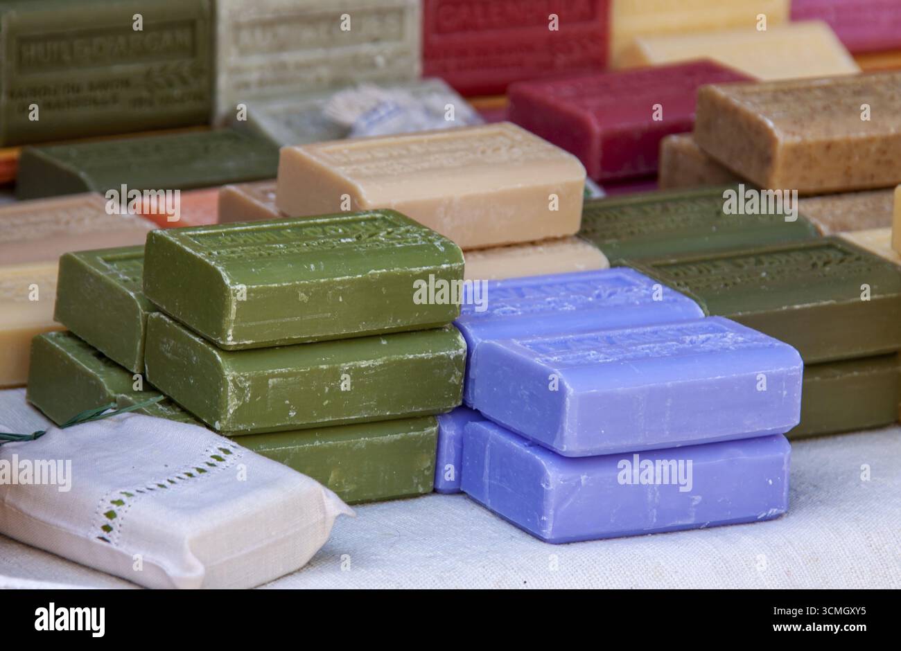 Saponette colorate in diversi colori impilate con cura, mercato settimanale, Toscana, Italia Foto Stock