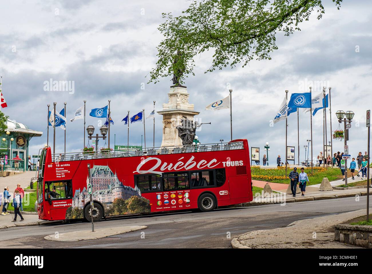 Autobus turistico di fronte al Fairmont le Château Frontenac Hotel, Old Quebec (Vieux-Québec), il quartiere storico di Quebec City, Upper Town, Canada. Foto Stock