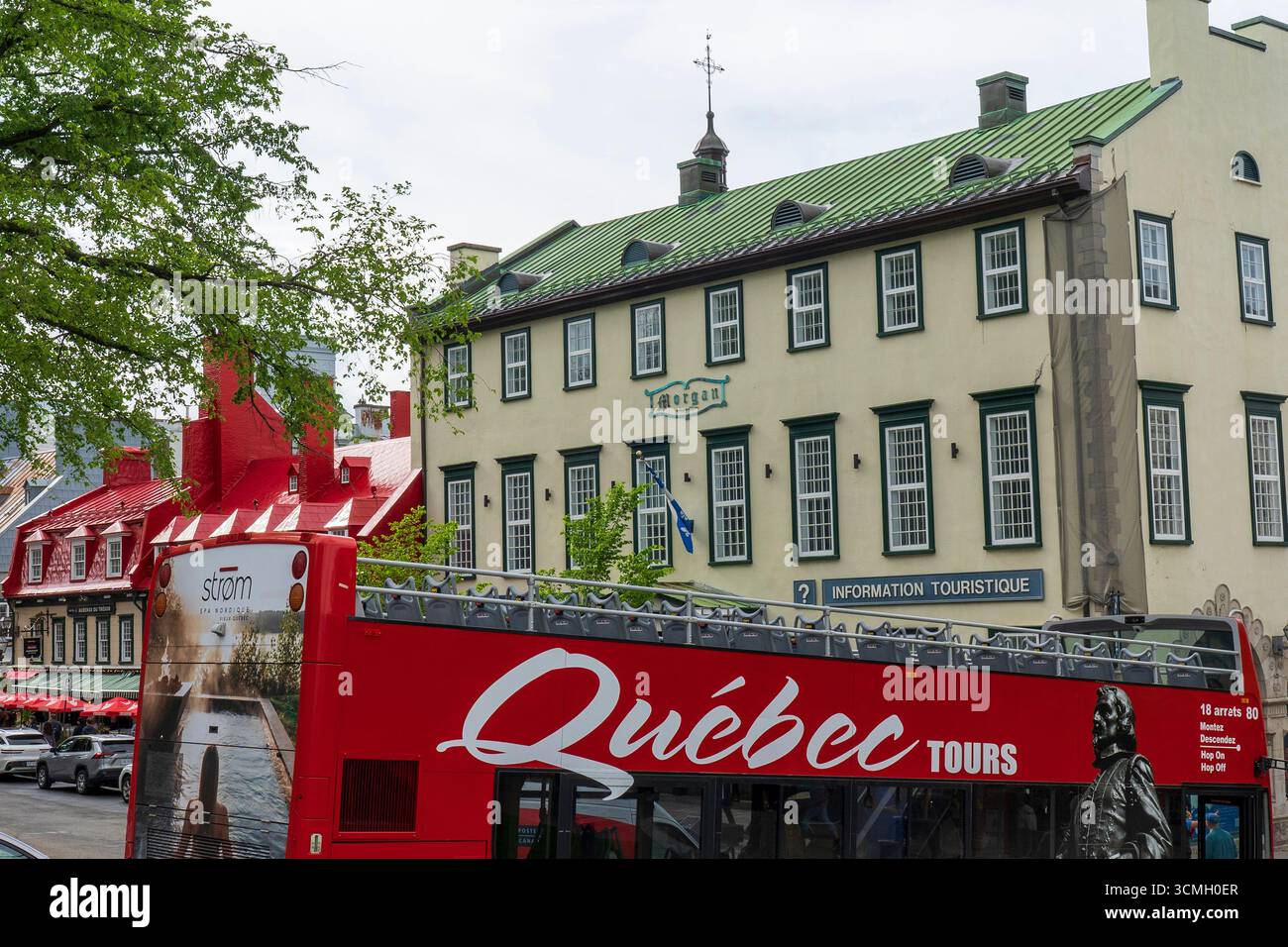 Autobus turistico di fronte al Fairmont le Château Frontenac Hotel, Old Quebec (Vieux-Québec), il quartiere storico di Quebec City, Upper Town, Canada. Foto Stock