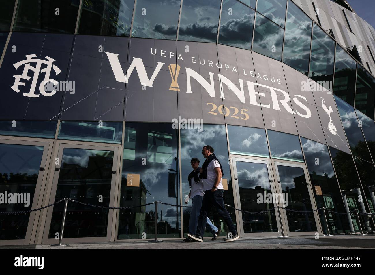 Tottenham Hotspur Stadium, Londra, Regno Unito. 16 settembre 2025. UEFA Champions League Football, Tottenham Hotspur contro Villareal; banner dei vincitori della UEFA Europa League 2025 fuori dallo stadio Tottenham Hotspur credito: Action Plus Sports/Alamy Live News Foto Stock