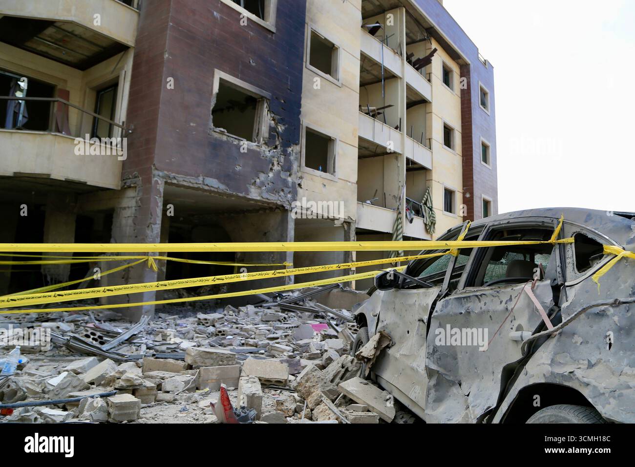 (250916) -- NABATIEH, 16 settembre 2025 (Xinhua) -- questa foto scattata il 16 settembre mostra un edificio attaccato dalle forze israeliane a Nabatieh, nel sud del Libano. L'esercito israeliano ha dichiarato lunedì scorso di aver colpito un sito di comando di Hezbollah nel sud del Libano, poiché le tensioni transfrontaliere persistono nonostante un cessate il fuoco. (Foto di Ali Hashisho/Xinhua) Foto Stock