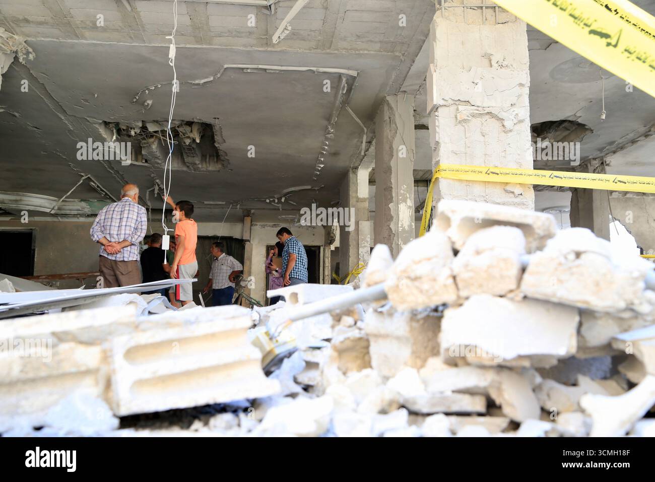 (250916) -- NABATIEH, 16 settembre 2025 (Xinhua) -- questa foto scattata il 16 settembre mostra un edificio attaccato dalle forze israeliane a Nabatieh, nel sud del Libano. L'esercito israeliano ha dichiarato lunedì scorso di aver colpito un sito di comando di Hezbollah nel sud del Libano, poiché le tensioni transfrontaliere persistono nonostante un cessate il fuoco. (Foto di Ali Hashisho/Xinhua) Foto Stock