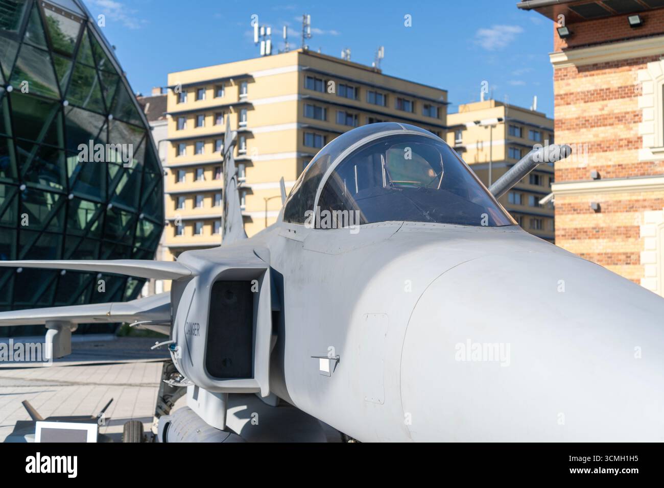 Un modello in scala di un caccia militare Gripen di fabbricazione svedese in mostra in una strada di Budapest Foto Stock