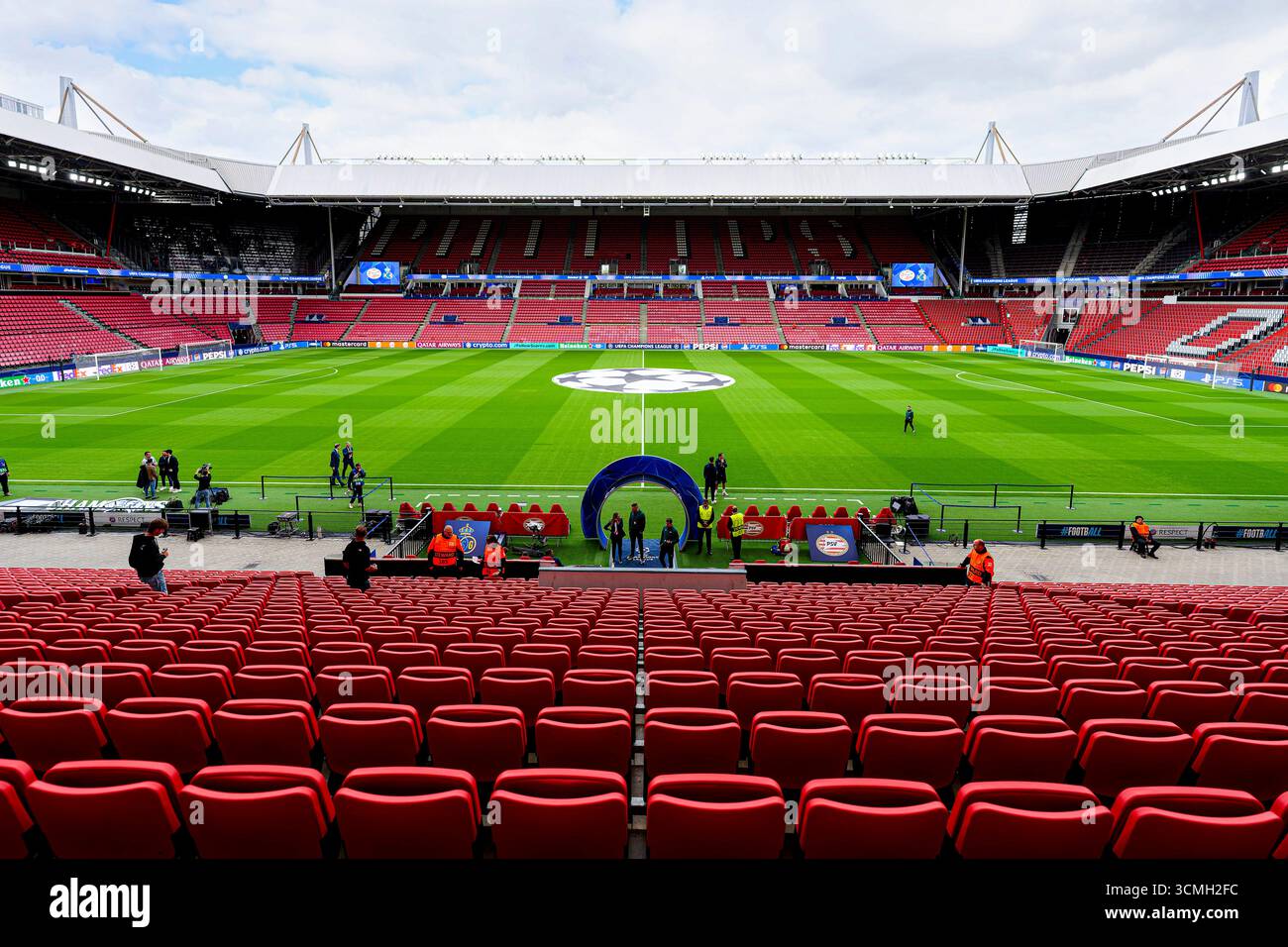 Una visione generale di Philips Stadion prima della partita di fase MD1 della UEFA Champions League 2025/26 tra PSV Eindhoven e Royale Union Saint-Gilloise al Philips Stadion il 16 settembre 2025 a Eindhoven, Paesi Bassi. (Crediti: Kevin Senders/MTB-Photo/Alamy Live News) Foto Stock