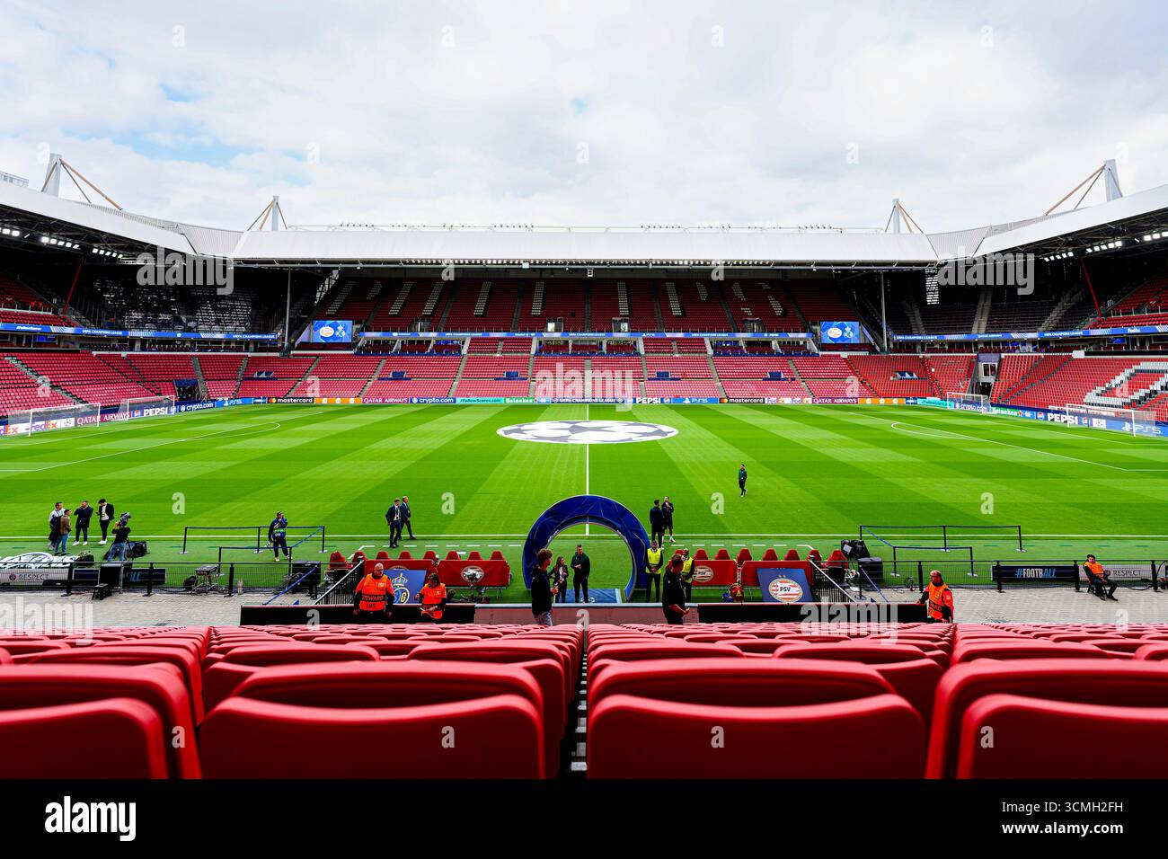 Una visione generale di Philips Stadion prima della partita di fase MD1 della UEFA Champions League 2025/26 tra PSV Eindhoven e Royale Union Saint-Gilloise al Philips Stadion il 16 settembre 2025 a Eindhoven, Paesi Bassi. (Crediti: Kevin Senders/MTB-Photo/Alamy Live News) Foto Stock
