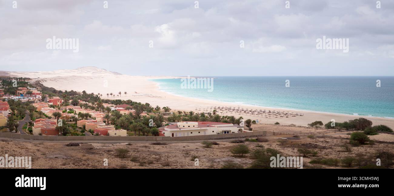 La riserva naturale di Morro de Areia è un luogo di straordinaria bellezza e significato ecologico, con oceano turchese, spiaggia sabbiosa, dune del deserto e lusso reso Foto Stock