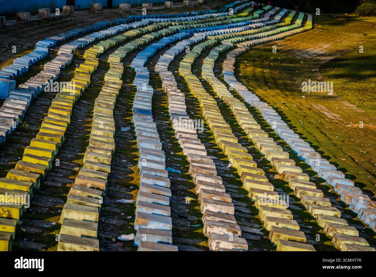 Colorate file di posti a sedere in cemento in un anfiteatro all'aperto a Moheskhali Upazila, Cox's Bazar, Bangladesh Foto Stock
