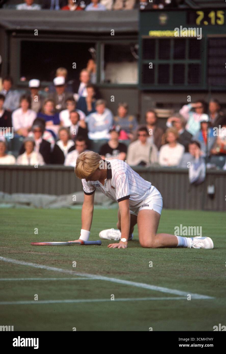 Boris Becker gioca al tennis club di Wimbledon Lawn quando aveva 17 anni. Fuori dai tribunali, mani e ginocchia. Gareggia per vincere la finale del torneo maschile. 7 luglio 1985 1980s UK HOMER SYKES Foto Stock