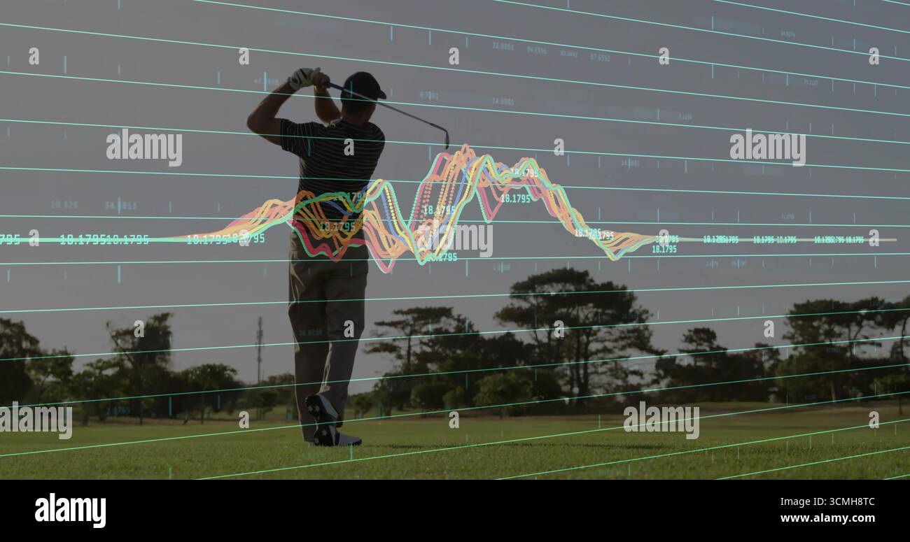Golfista maschile che indossa una mazza da golf oscillante nel fairway, con palla da golf su tee, sovrapposizione dati Foto Stock
