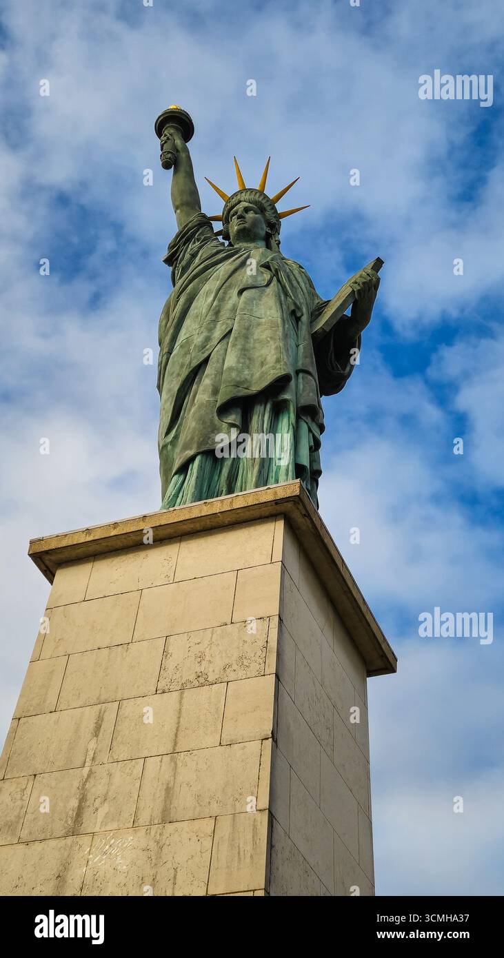 Vista della Statua della libertà a Parigi dalla Senna. Foto Stock