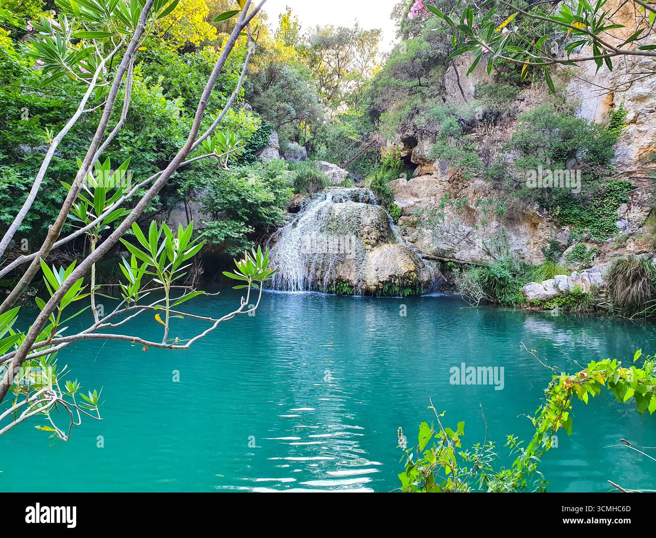 La splendida piscina turchese di una cascata nella splendida gola del Polilimnio, Messinia, Peloponneso, Grecia Foto Stock