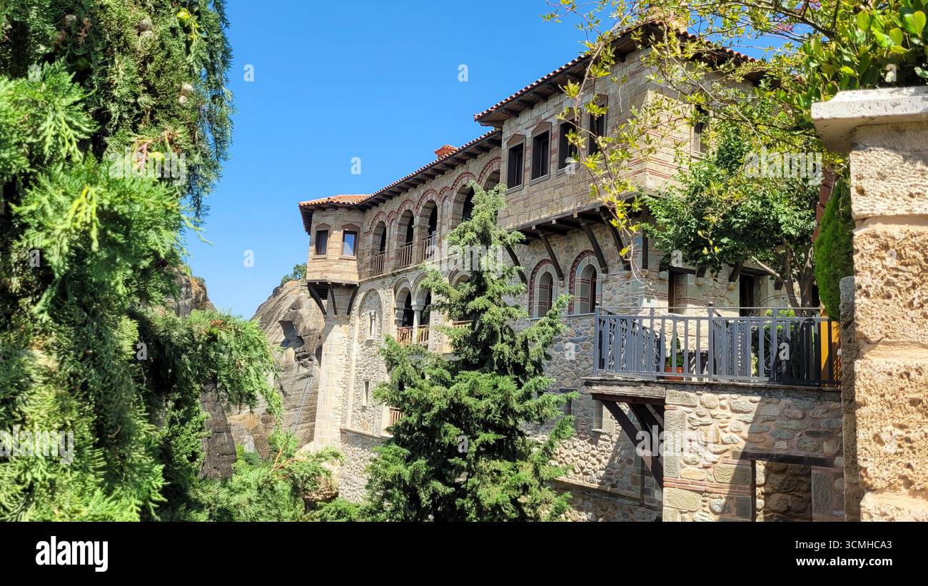 Lo storico Monastero Santo, arroccato in cima a una spettacolare colonna rocciosa nel sito patrimonio dell'umanità dell'UNESCO di Meteora, in Grecia Foto Stock
