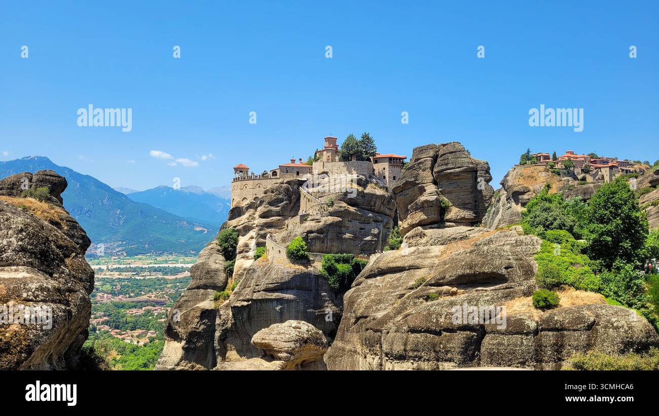 Lo storico Monastero Santo, arroccato in cima a una spettacolare colonna rocciosa nel sito patrimonio dell'umanità dell'UNESCO di Meteora, in Grecia Foto Stock
