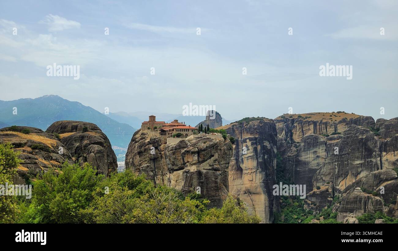 Lo storico Monastero Santo, arroccato in cima a una spettacolare colonna rocciosa nel sito patrimonio dell'umanità dell'UNESCO di Meteora, in Grecia Foto Stock