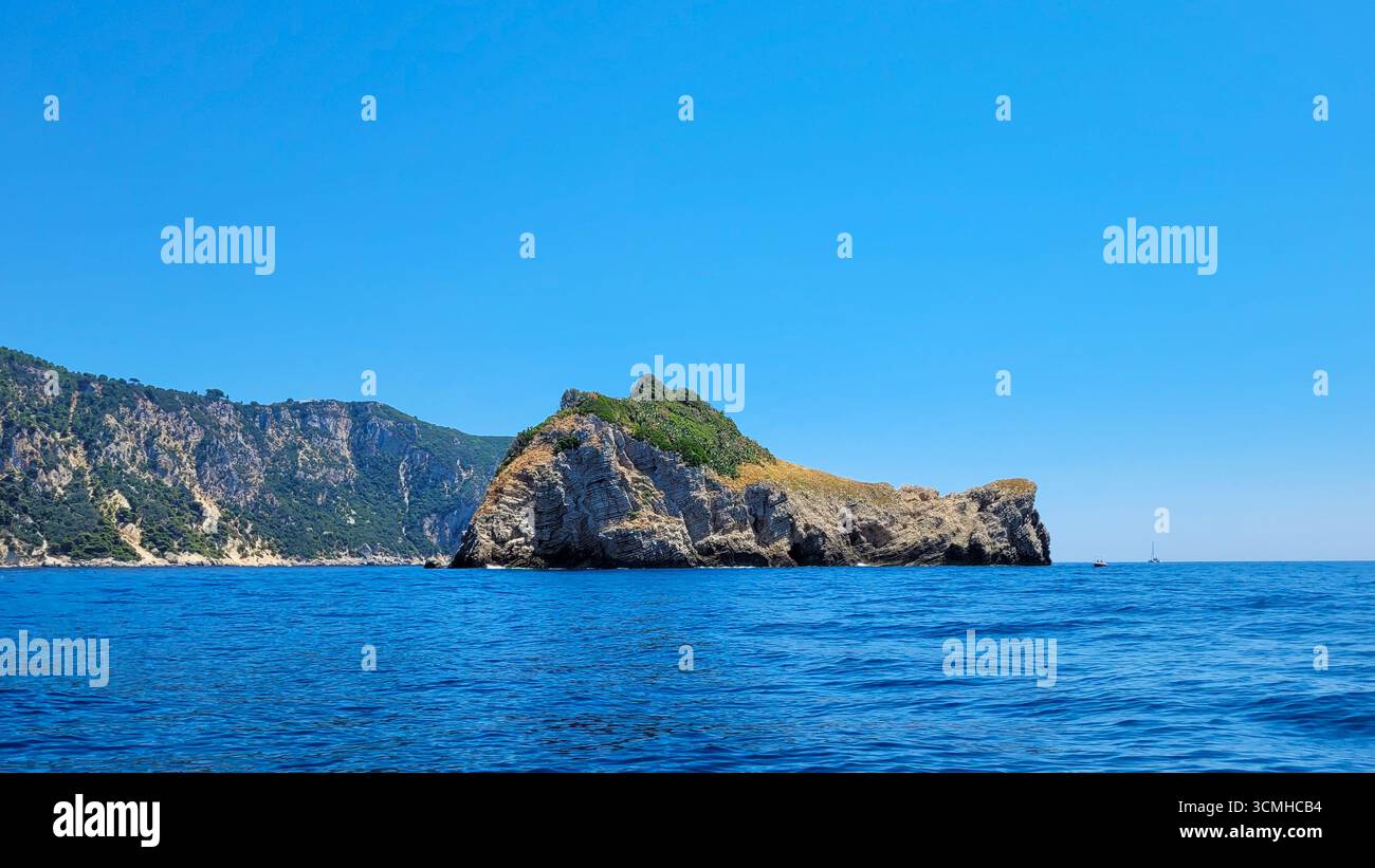 L'aspro isolotto di roccia Kolovri, la leggendaria nave pietrificata di Ulisse, al largo della costa di Paleokastritsa, Corfù, Grecia Foto Stock