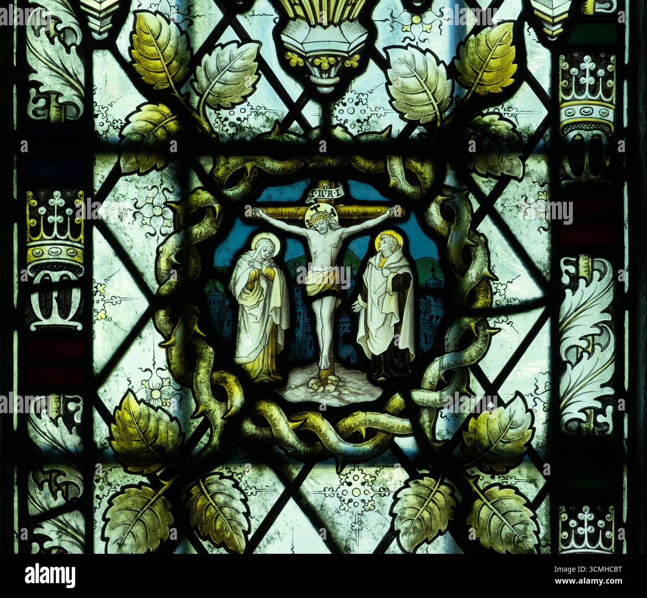 La crocifissione, vetro colorato Kempe nella chiesa di Sant'Elena, Gumley, Leicestershire, Inghilterra, Regno Unito Foto Stock La crocifissione, vetro colorato Kempe nella chiesa di Sant'Elena, Gumley, Leicestershire, Inghilterra, Regno Unito Foto Stock