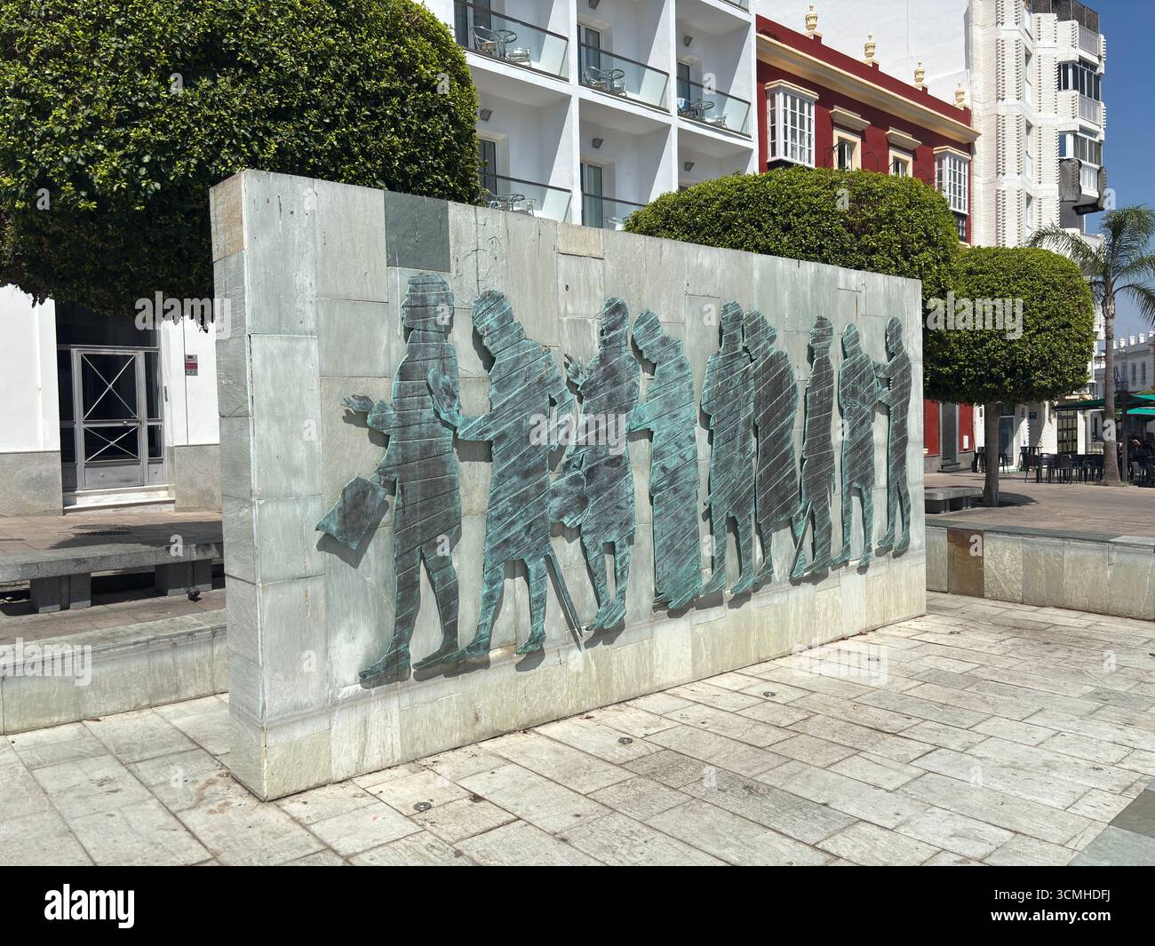 Monumento alla Costituzione del 1812 nel centro di San Fernando, in Spagna, che mostra la statua in bronzo del vice giuramento sul Puente de la Constitucion, fiume Foto Stock