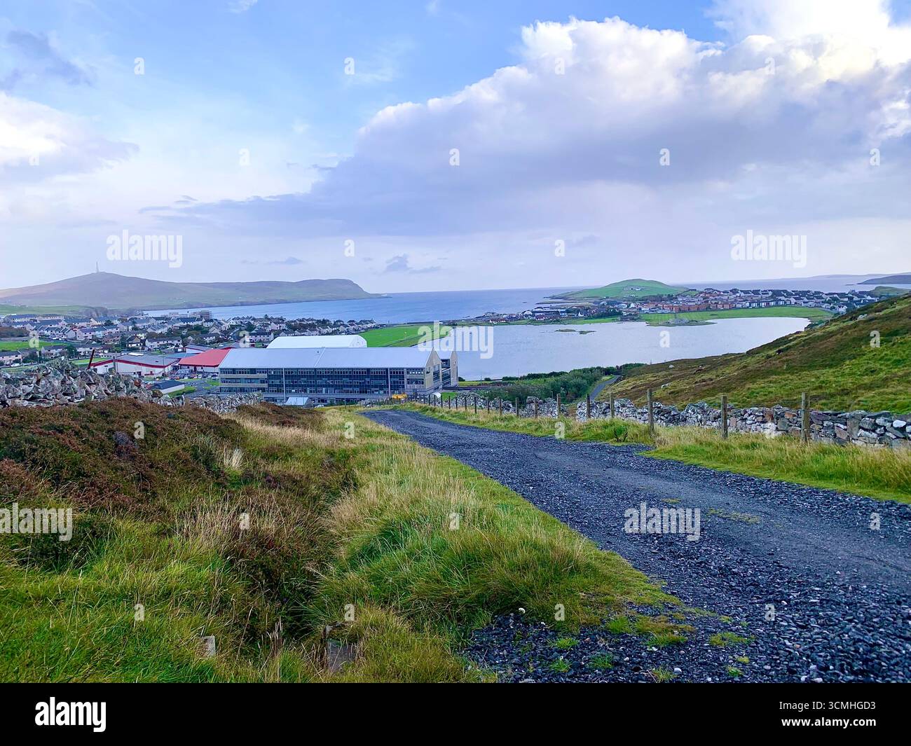 Isole Shetland aeroporto pista atterraggio Lerwick coda strada colline cartelli stradali agnello pecora mare erica costa montagne sentiero di montagna persone Foto Stock