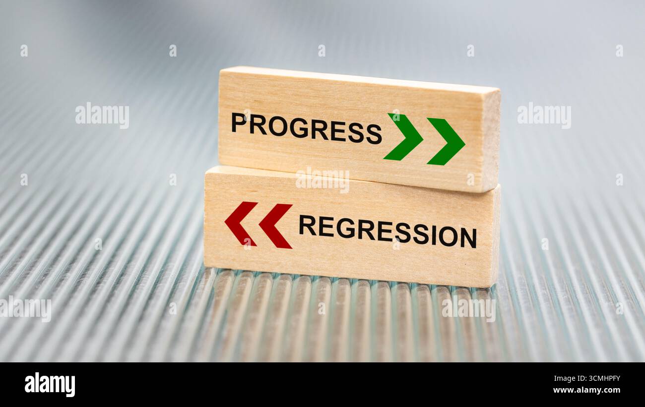 frecce che indicano il percorso di sviluppo e regressione. Simbolo di progressione e regressione. Parole concettuali e motivazionali. La freccia verde si sposta per Foto Stock