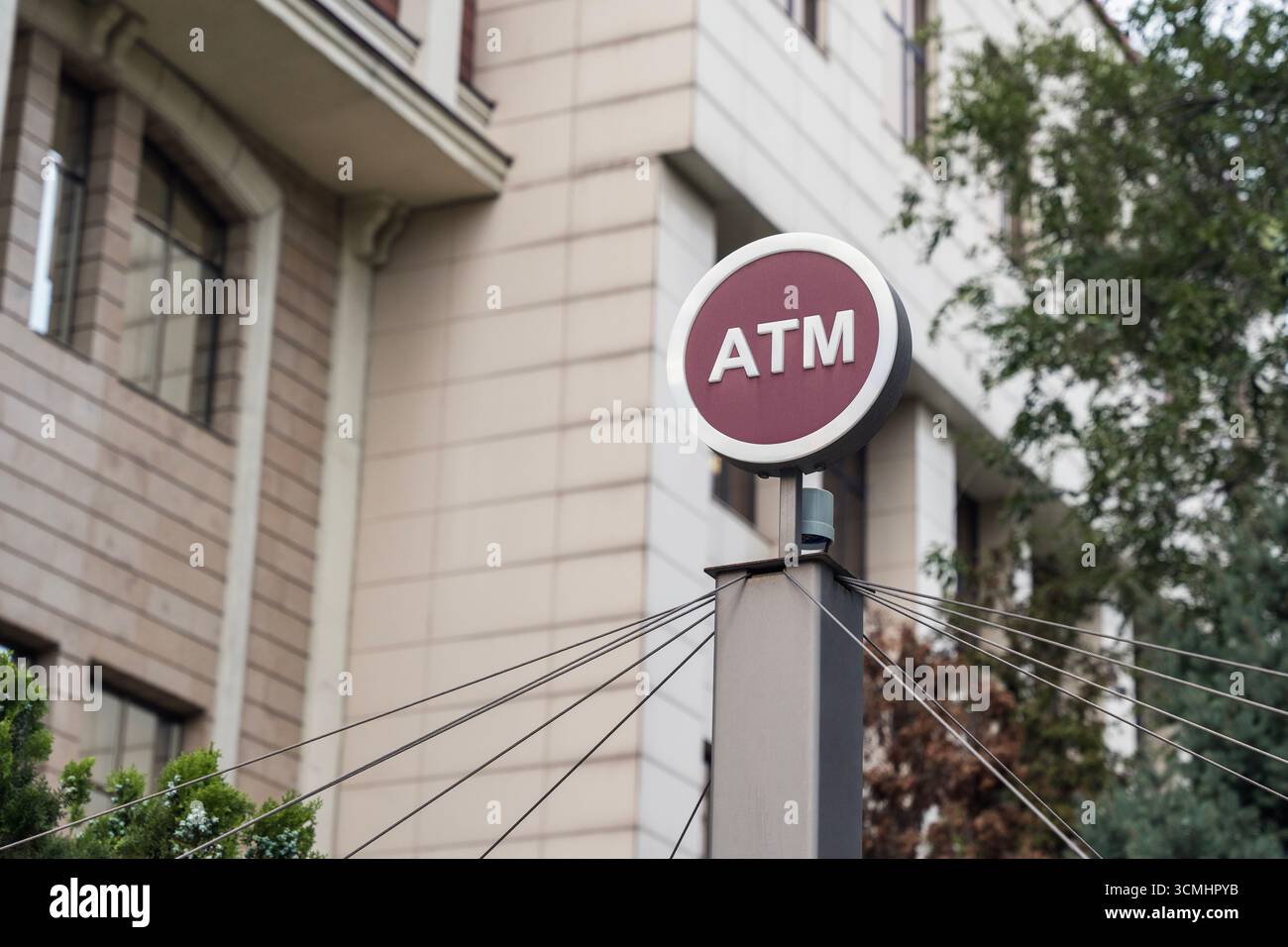 Almaty, Kazakistan - 15 luglio 2025: Cartello ATM in città. Prelievo di contanti Foto Stock
