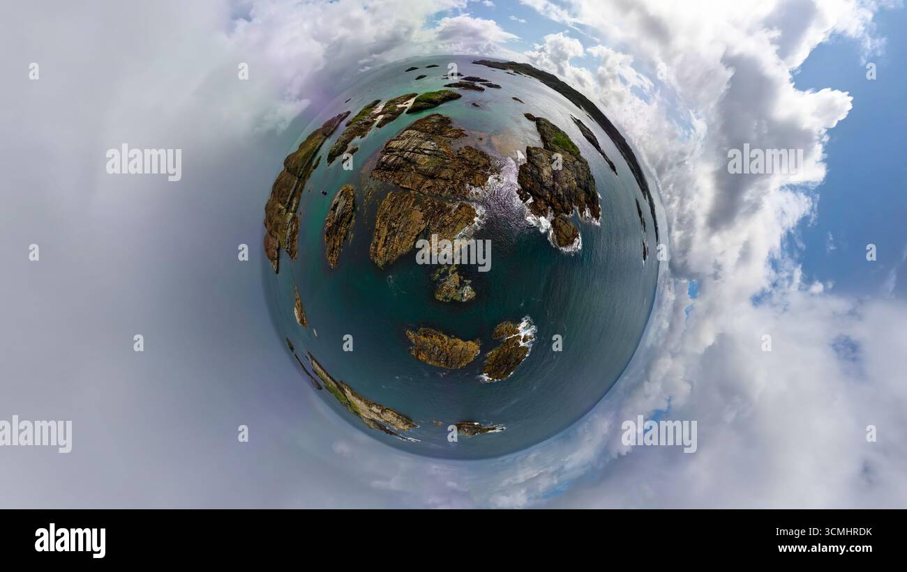 Un minuscolo pianeta vista aerea della costa rocciosa a nord dell'isola di Coll ad Argyll e Bute, in Scozia Foto Stock