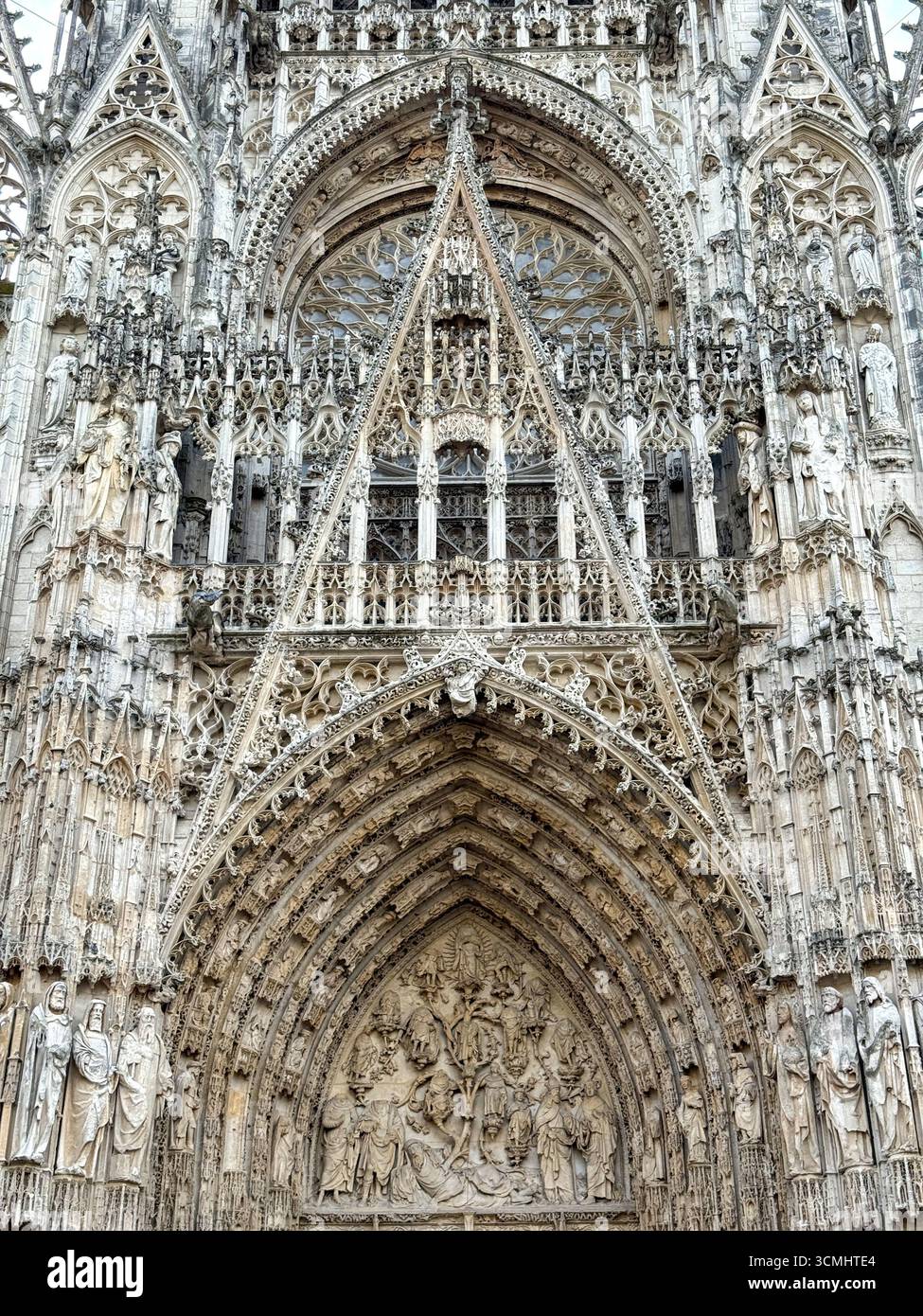 Primo piano della decorazione della cattedrale gotica di Rouen Foto Stock