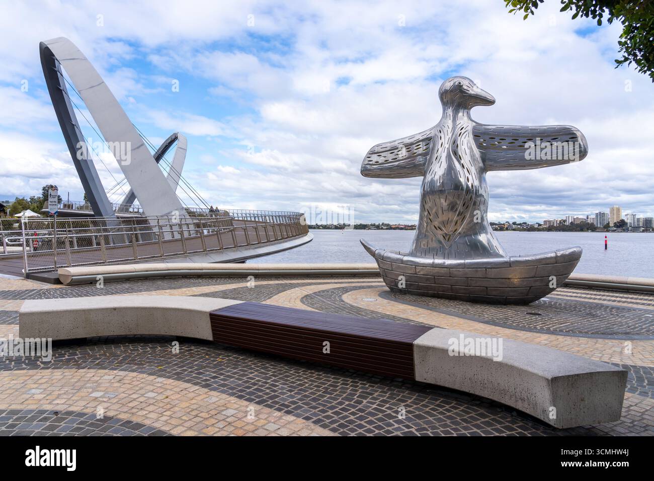 Elizabeth Quay Bridge e la scultura First Contact dell'artista Laurel Nannup vista a Elizabeth Quay a Perth, Austrakia Foto Stock