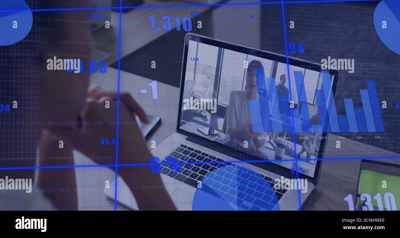 Donna d'affari che partecipa a una riunione remota alla scrivania, con laptop, carte digitali e tazza Foto Stock