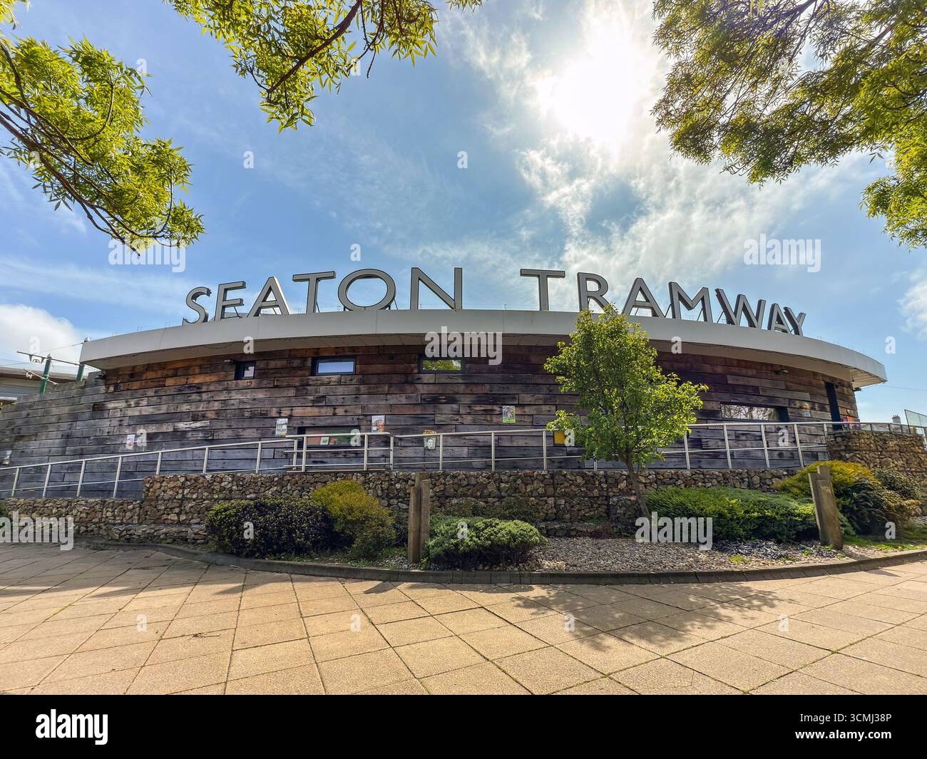 Seaton, Devon, Inghilterra, Regno Unito - 25 aprile 2025: Vista esterna della stazione base del capannone dei tram per la Seaton Tramway, un'attrazione turistica nel Devon Foto Stock