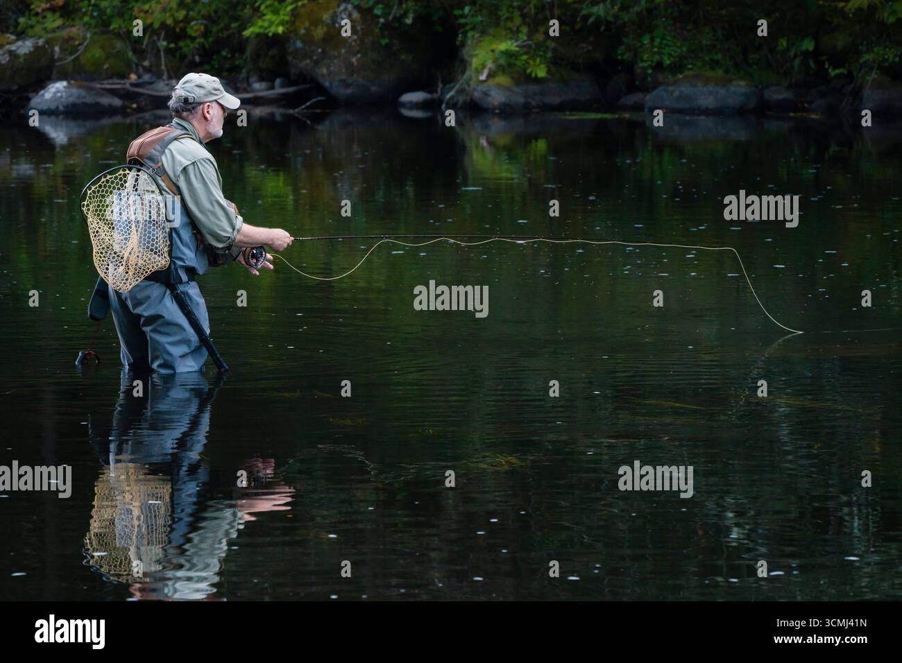 La pesca con la mosca Farmington fiume _ Barkhamsted, Connecticut, Stati Uniti d'America Foto Stock