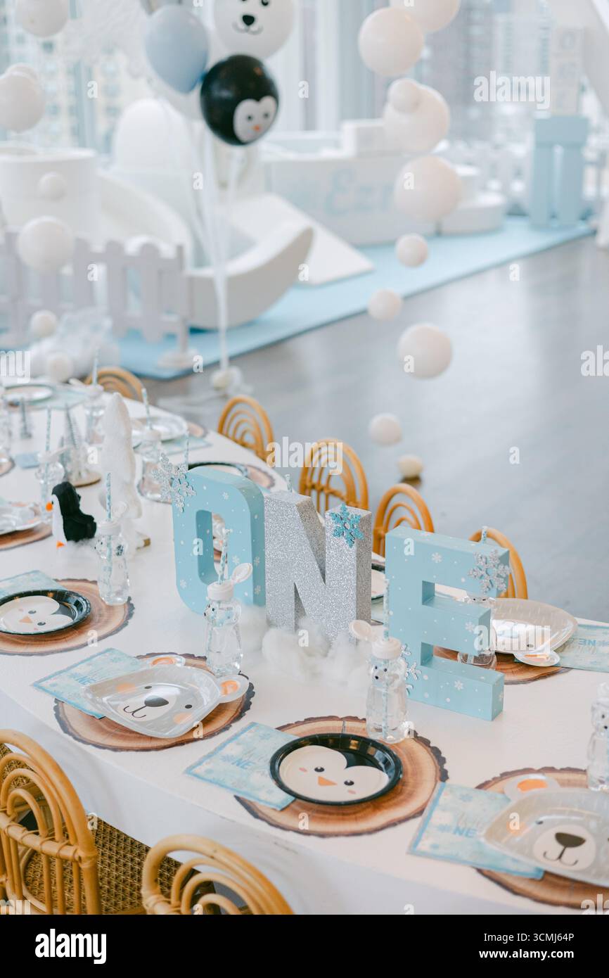 Un tavolo splendidamente allestito ti aspetta una vivace festa di compleanno a tema animale con graziose decorazioni. Foto Stock