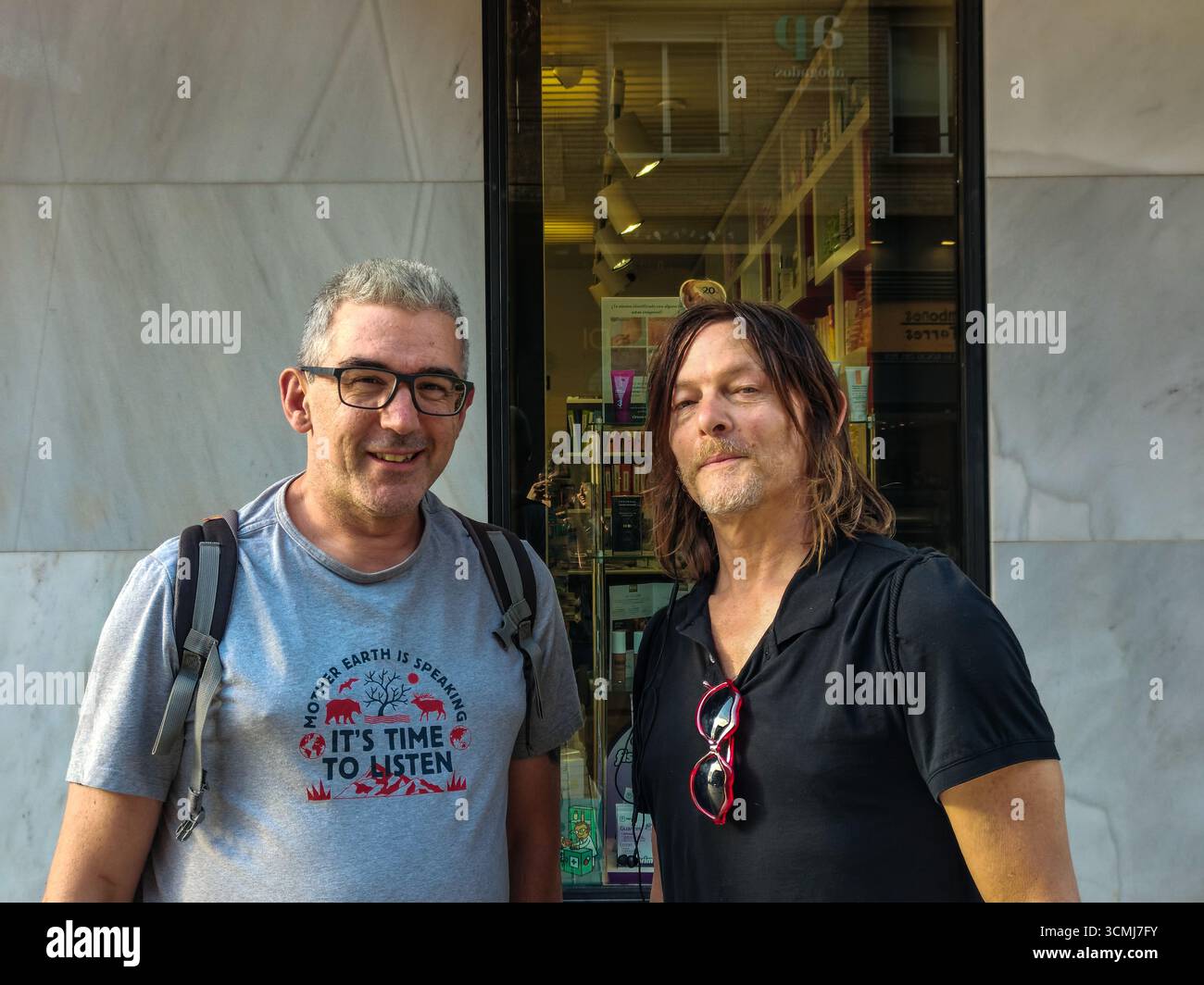 Pamplona, Navarra, SPAGNA. 16 settembre 2025. L'attore Norman Reedus (Daryl Dixon) è stato visto passeggiare per Pamplona mentre la sua compagna Diana Kruger filma "Each of Us", un dramma su un campo di concentramento nazista per donne. La coppia sta progettando due nuove produzioni cinematografiche in Spagna. (Foto di MARIO MARTIJA). Crediti: Mario Martija/Alamy Live News Foto Stock