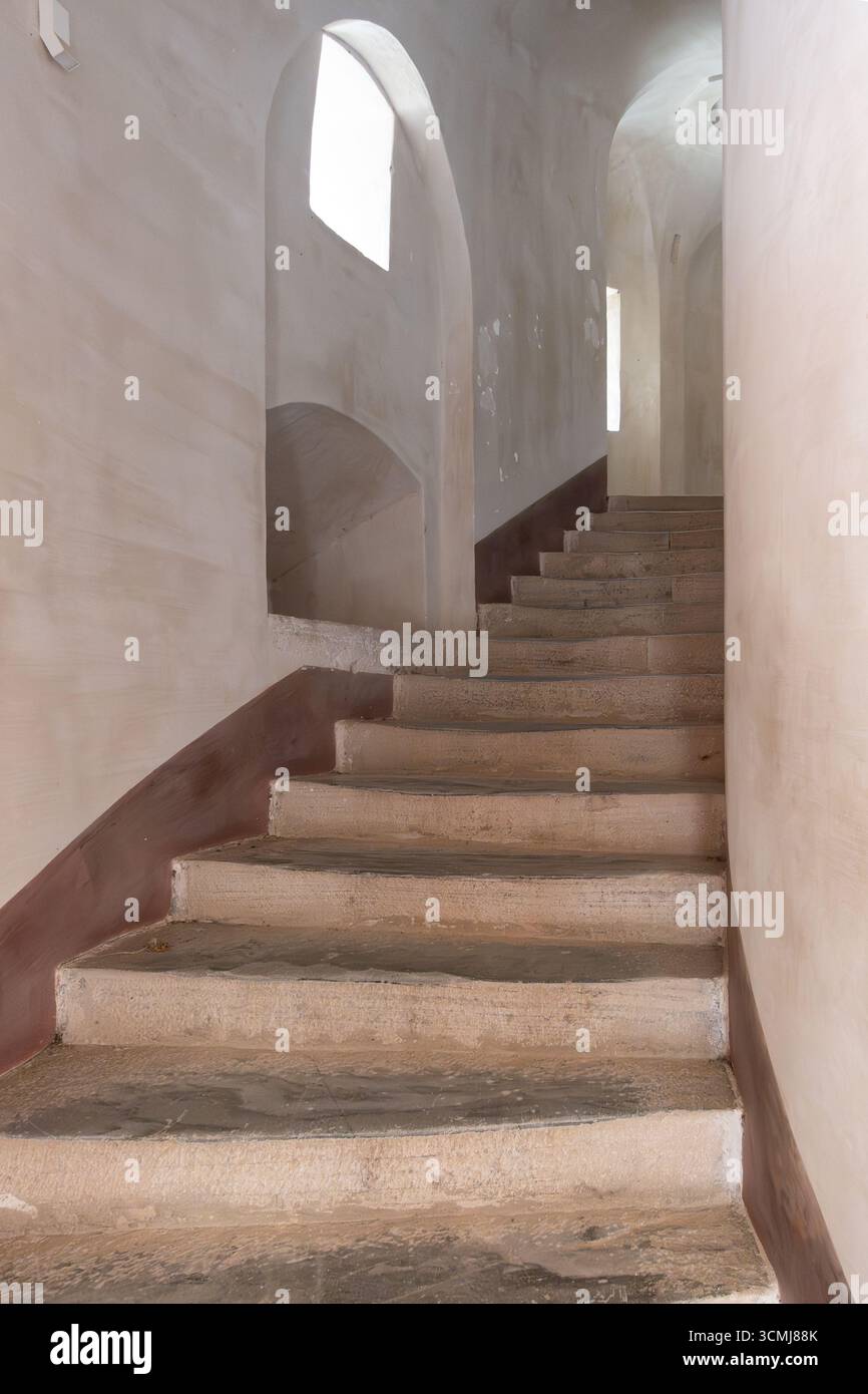 Dettagli architettonici della scala interna che conduce tra pareti dipinte di bianco e pozzi di luce in un edificio del XVIII secolo Foto Stock