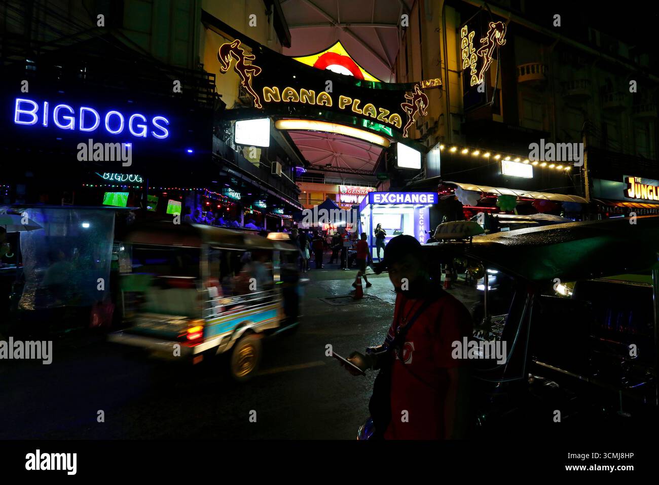 Bangkok, Thailandia - 19 agosto 2022: Vista panoramica dell'ingresso di Nana Plaza, un complesso pieno di bar Go Go, sale massaggi e nightclub. Foto Stock
