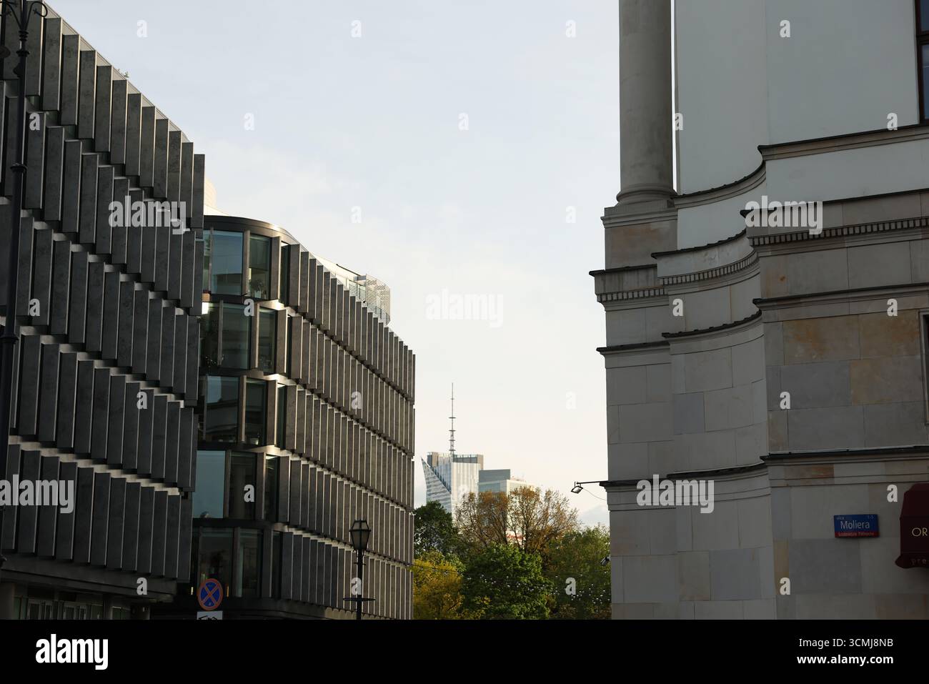 Moderno edificio per uffici di Varsavia con design geometrico, pannelli di vetro ed estetica creativa della città Foto Stock