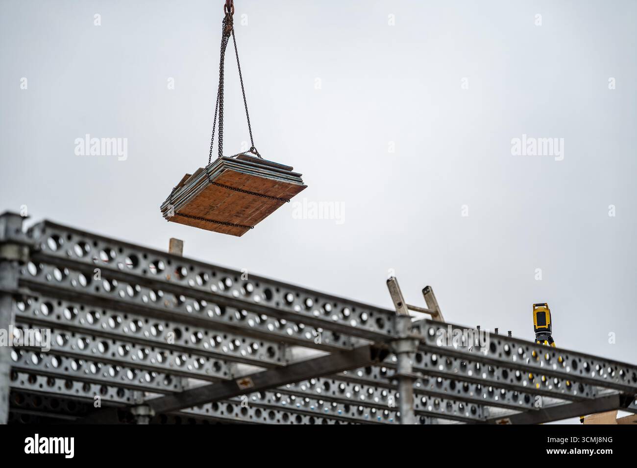 Foto di impianti di trasporto di gru in un cantiere Foto Stock