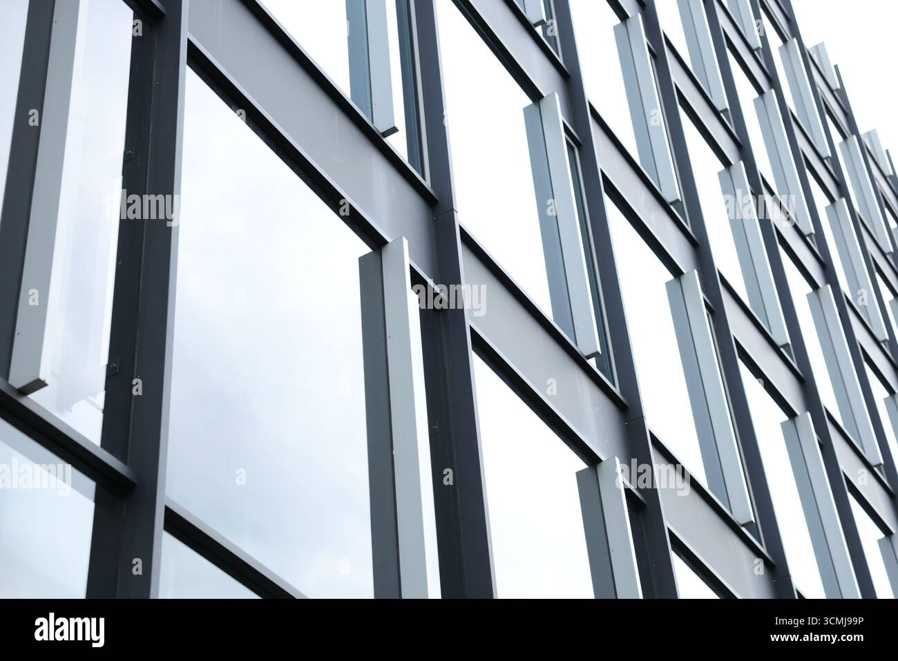 Moderno edificio residenziale contemporaneo con facciata in vetro e metallo a Varsavia, Polonia Foto Stock