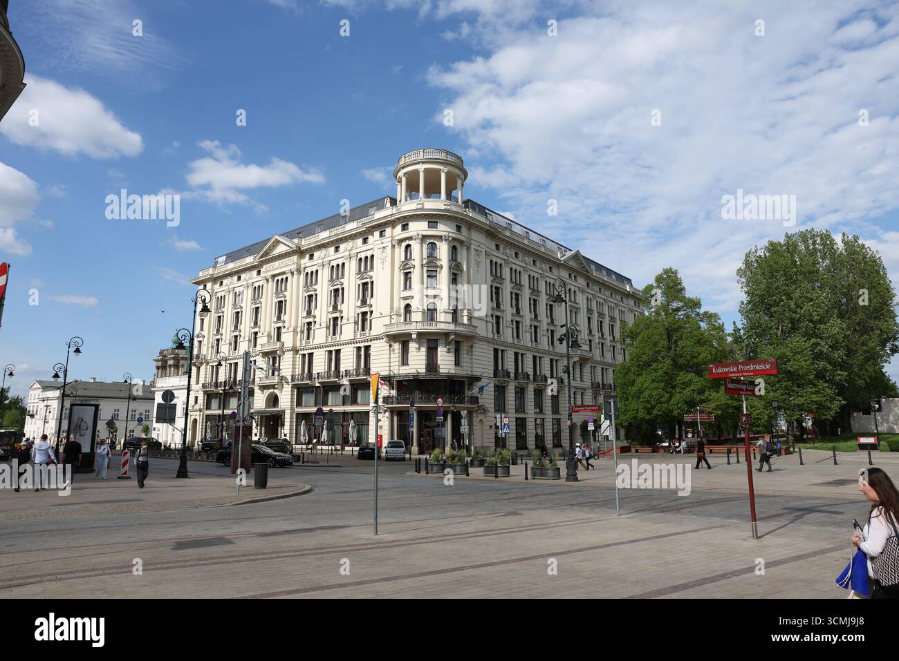 Edificio storico ad angolo con cupola ornata e architettura classica a Varsavia, Polonia Foto Stock