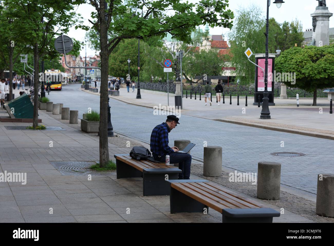 Moderna piazza pubblica urbana con pedoni e alberi verdi a Varsavia, Polonia Foto Stock