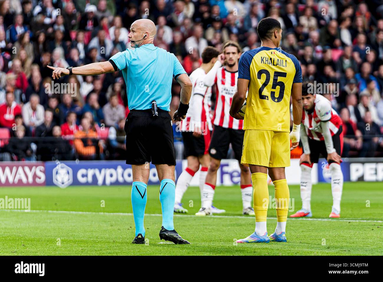 L'arbitro Anthony Taylor gesta durante la fase MD1 della UEFA Champions League 2025/26 tra PSV Eindhoven e Royale Union Saint-Gilloise al Philips Stadion il 16 settembre 2025 a Eindhoven, Paesi Bassi. (Crediti: Kevin Senders/MTB-Photo/Alamy Live News) Foto Stock