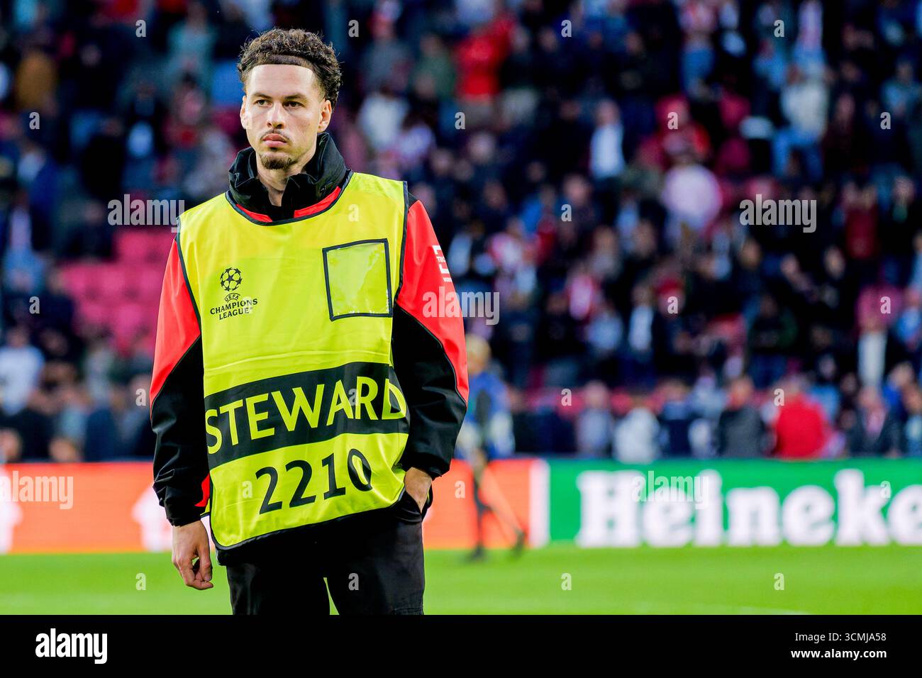 Uno steward sul campo durante la fase MD1 della UEFA Champions League 2025/26 tra PSV Eindhoven e Royale Union Saint-Gilloise al Philips Stadion il 16 settembre 2025 a Eindhoven, Paesi Bassi. (Crediti: Kevin Senders/MTB-Photo/Alamy Live News) Foto Stock