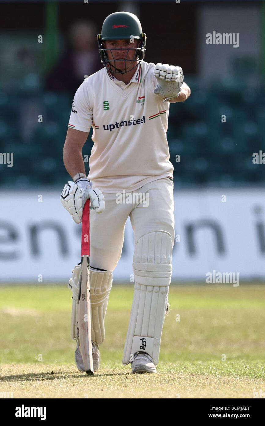 Ben Cox durante il secondo giorno del Rothesay County Championship Two match tra il Leicestershire County Cricket Club e il Kent County Cricket Club all'Uptonsteel County Ground, Leicester, Regno Unito, il 16 settembre 2025. Foto Stock